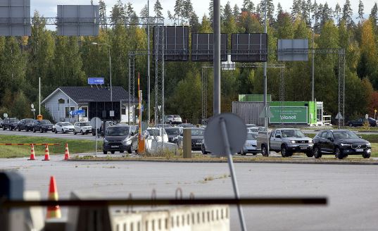 Radhë të gjata emigrantësh në kufirin Rusi-Finlandë