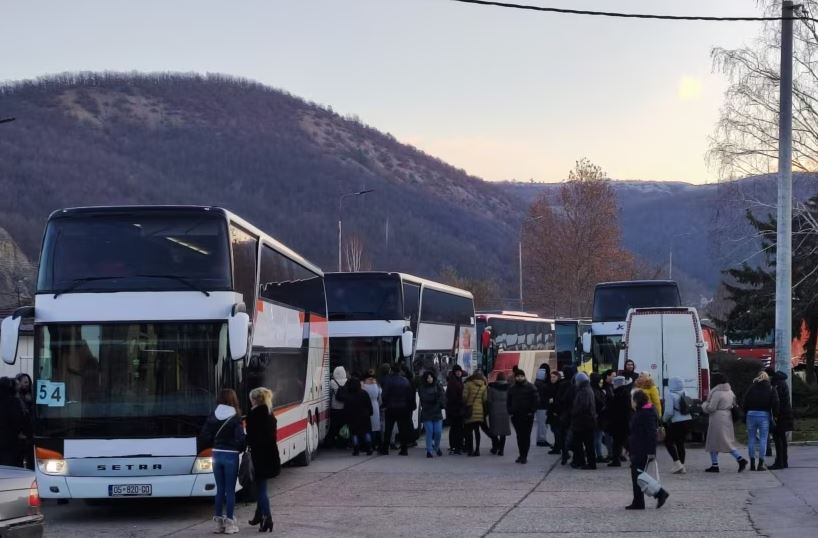 Serbët e Kosovës shkojnë për të votuar në Serbi