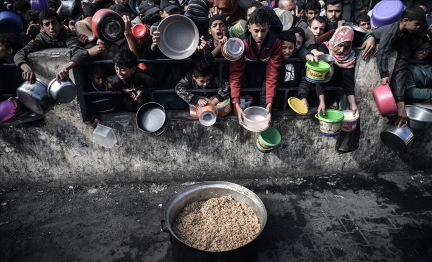 Rreziku nga uria në Gaza, fëmijët presin në radhë për një vakt