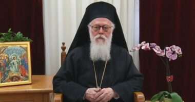 Kryepeshkopi Anastas Janullatos mesazh urimi për Krishtlindje: Durimi plot shpresë, udhërrëfyes i domosdoshëm në këto kohë