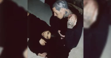 Kourtney Kardashian dhe Travis Barker prezantojnë për herë të parë djalin e tyre