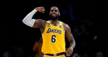 LeBron mbush 39-vjecc, &ldquo;Mbreti i basketbollit&rdquo; &euml;sht&euml; n&euml; maja edhe n&euml; &ldquo;pleq&euml;ri&rdquo;