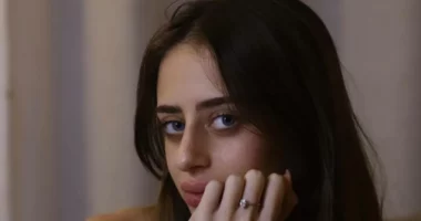 FOTO/ U mbajt peng për 50 ditë, e reja izraelite bën tatuazhin me mesazhin domethënës pas lirimit