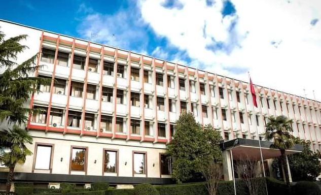 Sulmi i armatosur në universitetin e Pragës, ministri Hasani: Nuk ka shqiptarë të lënduar