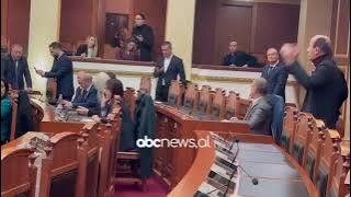 VIDEO/ Dash Sula kalon Gardën, hyn mes tensionesh në sallën e Kuvendit