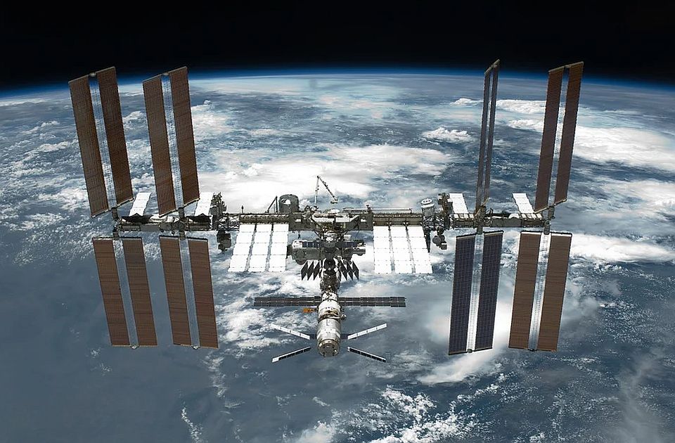 Rusët dhe amerikanët zgjatën bashkëpunimin në Stacionin Ndërkombëtar të Hapësirës deri në vitin 2025