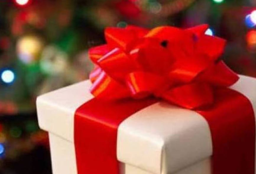 Një në tre persona në Francë shesin dhuratat e Krishtlindjeve