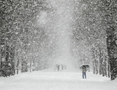 Stuhi dëbore dhe temperatura nën zero, i ftohti polar “paralizon” Pekinin