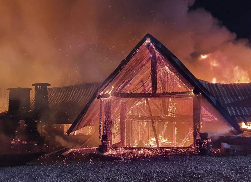 Zjarr në një bujtinë në Rumani, 5 të vdekur, mes tyre një i mitur