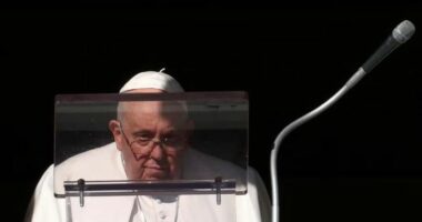 Papa Fran&ccedil;esku d&euml;non vrasjet e civil&euml;ve n&euml; kish&euml;n e Gaz&euml;s