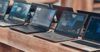 Shitjet e kompjuterëve/ Dy arsyet që ekspertët presin një rritje në 2024