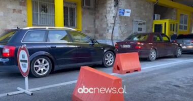 VIDEO/ Emigrantët kthehen në atdhe për festa, radhë të gjata në pikën kufitare të Kapshticës
