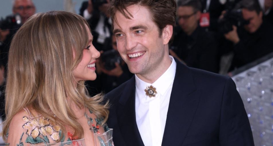 Robert Pattinson dhe Sookie Waterhouse fejohen pas 5 vitesh lidhje