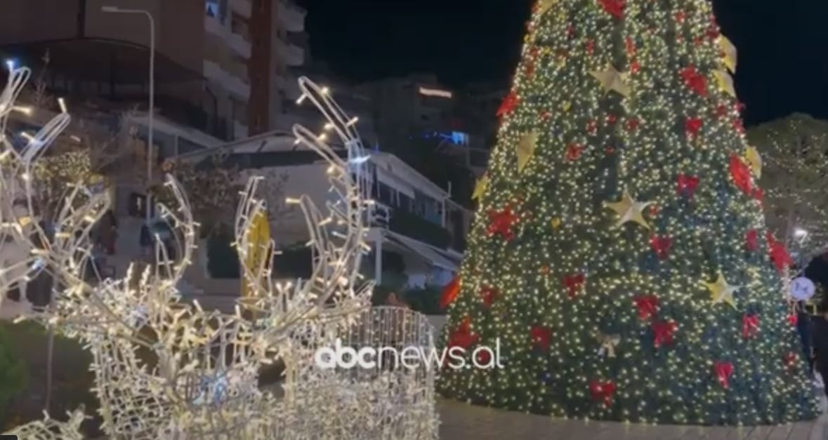 Tregu i Krishtlindjeve në Sarandë/ Qyteti i zbukuruar për festa tërheq turiste vendas e të huaj edhe në dimër