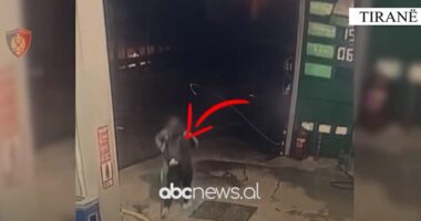 VIDEO/ Kushërinjtë grabitën karburantin në Selitë, momenti kur 22-vjeçari përleshet me shitësin, i merr paratë nën kërcënimin e thikës