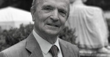 Rrëfimi i rrallë i Simon Mirakajt: Ç’më tha miku miku i Mehmet Shehut, ish-oficeri i Sigurimit, që vuajti 10 vite burg