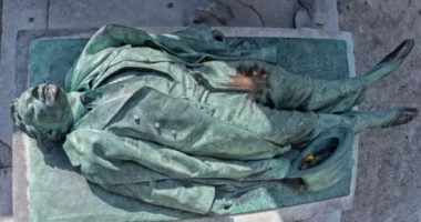 Statuja e varrit në Paris cilësohet si fatsjellëse, mijëra vajza e vizitojnë se sjell sukses në dashuri dhe fertilitet