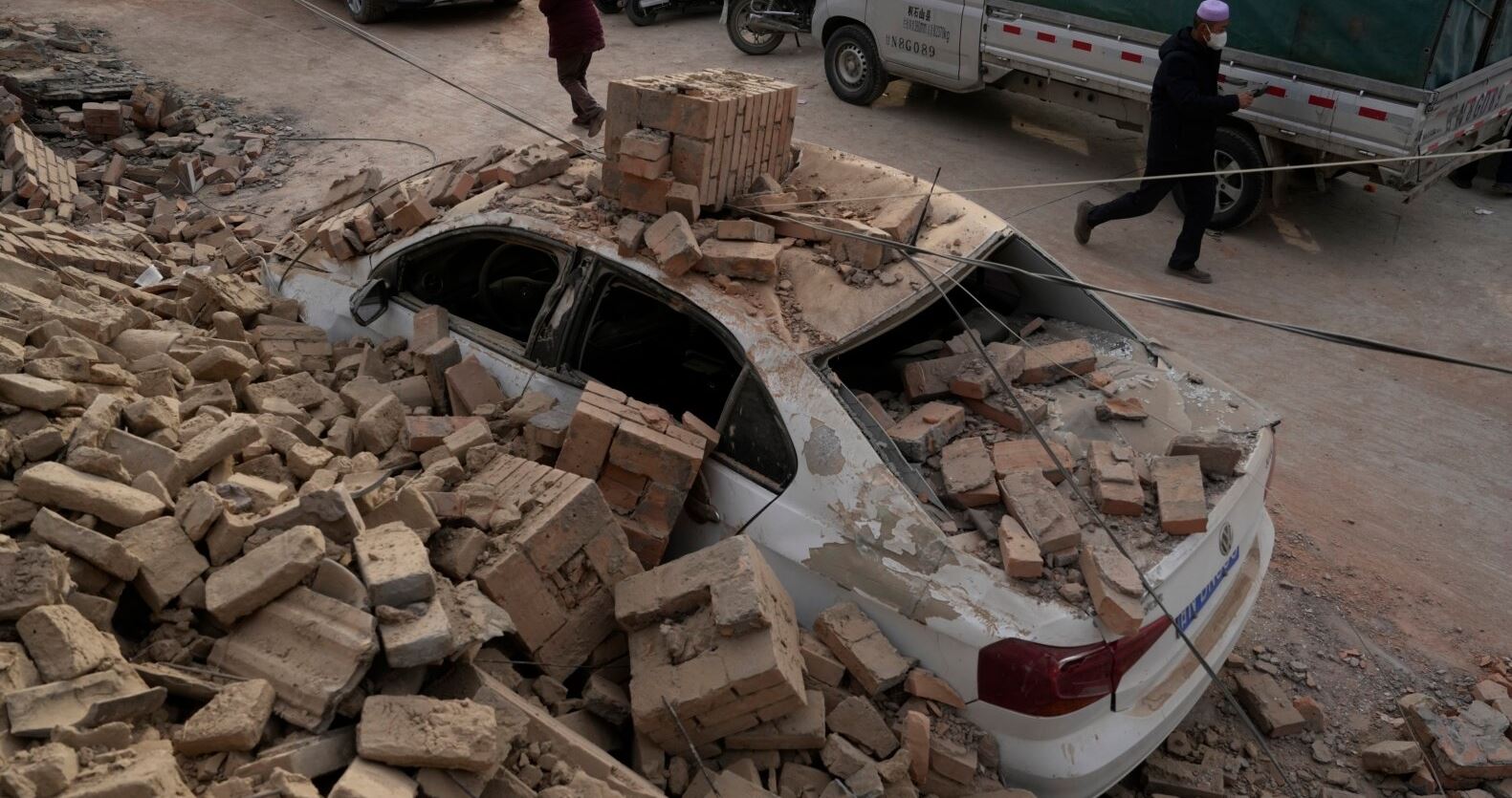 Dhjetëra njerëz ende të zhdukur nga tërmeti që la 137 të vdekur në Kinë