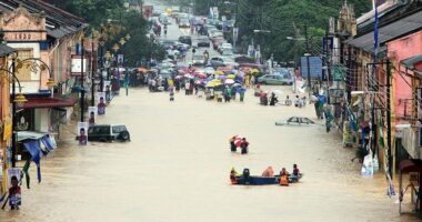 Përmbytjet zhvendosin mijëra njerëz në Malajzi, Tajlandë dhe Australi
