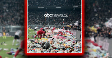 VIDEO/ Gjest fantastik nga tifozët francezë, hedhin lodra pellushi në fushë për fëmijët në nevojë