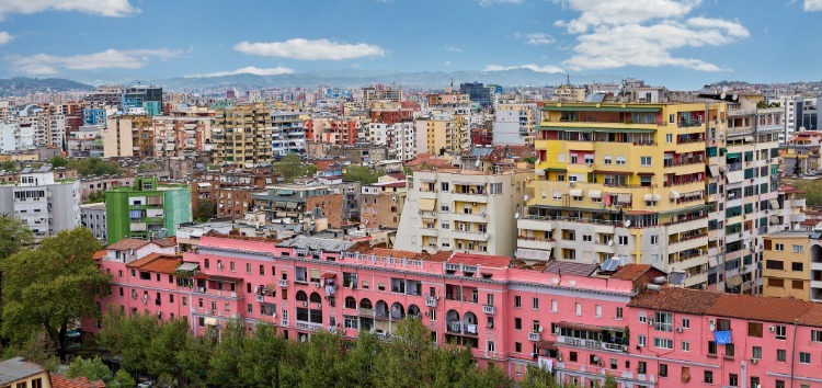 Migrimi i brendshëm po “than” qarqet, popullsia e 9 rretheve iku drejt Tiranës dhe Durrësit më 2022