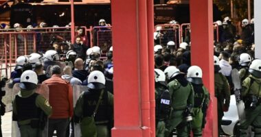 Plagoset dhe ndodhet në gjendje të rëndë polici gjatë ndeshjes së volejbollit, kërkohet ndalimi i aktiviteteve sportive në Greqi