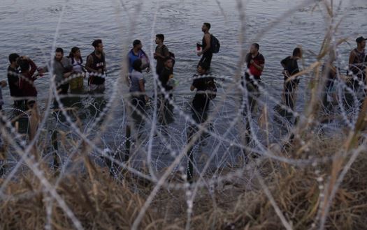 Teksasi miraton ligjin e ri, do të arrestojë emigrantët e paligjshëm