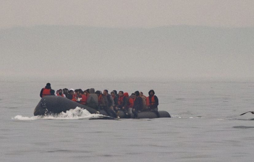 Tentuan të kalonin Kanalin Anglez, fundoset varka me emigrantë, një i vdekur dhe një i plagosur