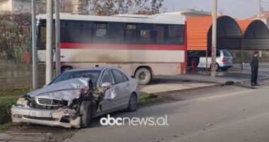 Aksident në Fier/ Përplaset me një automjet, autobusi përfundon në oborrin e një banese