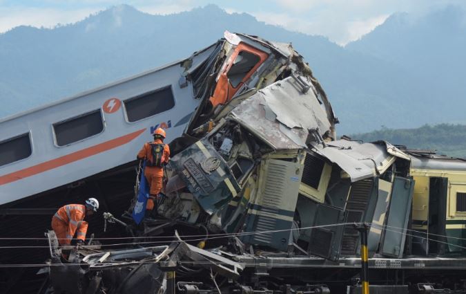 Përplasen dy trena në Indonezi, 3 të vdekur dhe 28 të plagosur