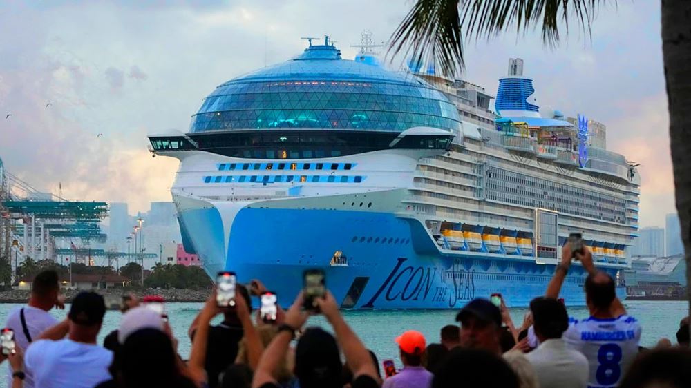 “Icon of the Seas”, anija më e madhe e lundrimit në botë nis udhëtimin e saj të parë
