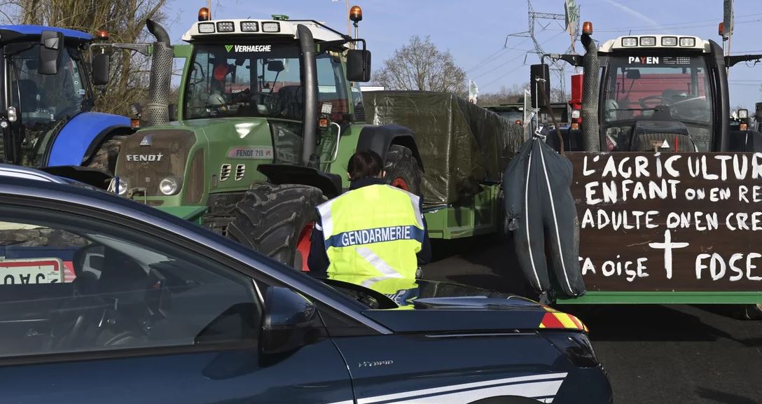 Fermerët francezë sërish në protesta, “rrethojnë” Parisin deri në reagimin e qeverisë