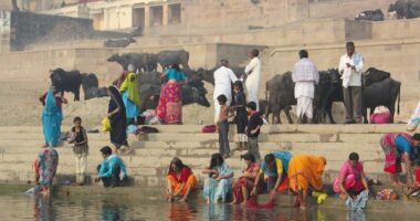 E zhytën në “ujin e shenjtë” të lumit për ta shëruar nga kanceri, mbytet 5-vjeçari në Indi