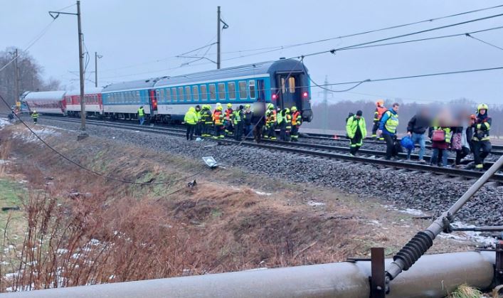Treni përplaset me kamionin, një i vdekur dhe 20 të plagosur në Çeki
