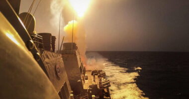 Houthi sulmon anijen amerikane në Gjirin e Adenit, forcat e SHBA-së shënjestrojnë objektivat ushtarake të rebelëve