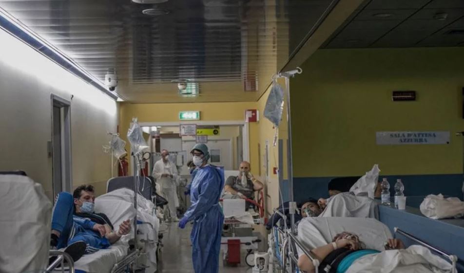 Spitalet italiane ‘tejmbushen’ nga fluksi i pacientëve me grip, më i keqi në 20 vitet e fundit