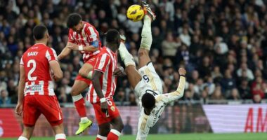 “Galaktikët” fitojnë mes polemikave, filojnë akuzat nga Almeria e Barcelona pas përmbysjes në La Liga