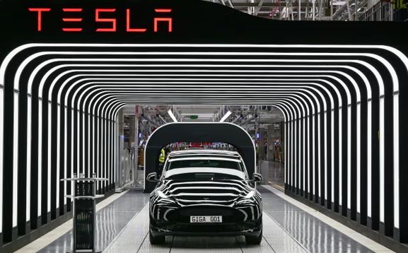 Tesla pezullon prodhimin për shkak të sulmeve në Detin e Kuq