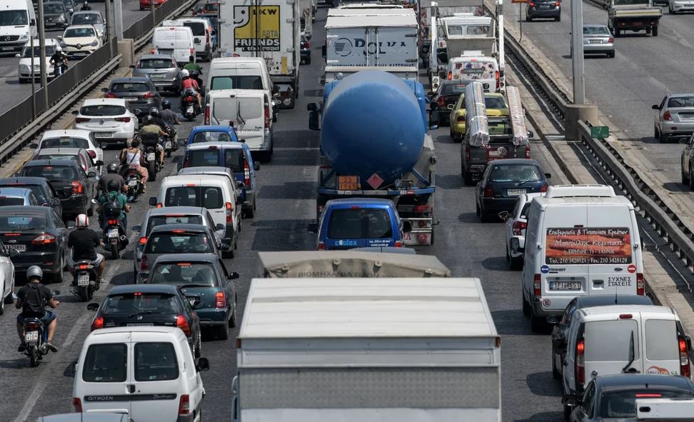 BE, marrëveshje për të hequr plotësisht kamionët dhe autobusët me naftë deri në 2040
