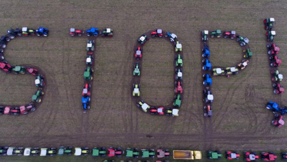 FOTO/ Fermerët francezë bllokojnë autostradat