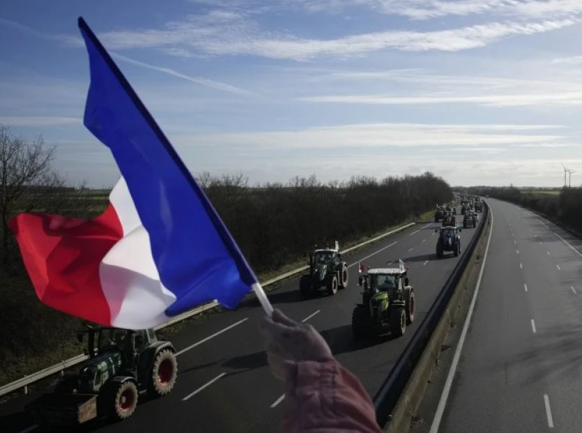 Fermerët francezë bllokojnë hyrjet dhe daljet e Parisit, 15 mijë oficerë në gatishmëri