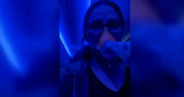 “Nxora telefonin të shkruaja mesazhe lamtumire”/ Dëshmi tronditëse nga incidenti i avionit që iu shkëput dritarja gjatë fluturimit