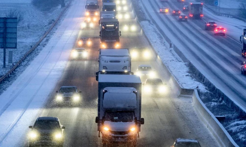 Reshje bore, anulime fluturimesh dhe probleme transporti, moti i keq “paralizon” Europën veriore