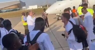 VIDEO/ Tmerri në fluturimin e kombëtares së Gambisë, trajneri: Edhe disa minuta dhe të gjithë do të kishim vdekur