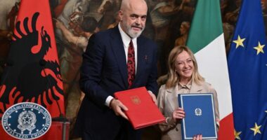 Marr&euml;veshja Rama-Meloni p&euml;r emigrant&euml;t/ Shtyhet seanca n&euml; Kushtetuese