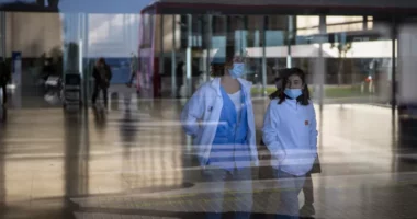 Spanja mendon të rivendosë përdorimin e detyrueshëm të maskave në strukturat shëndetësore