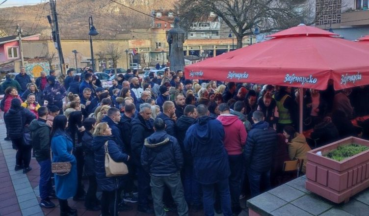 Mblidhen firmat për shkarkimet e kryetarëve/ Kosovë, peticionet do t’u dorëzohen kuvendeve komunale në veri