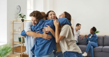 Sot është Dita Ndërkombëtare e Përqafimit, mos harroni sa rëndësi ka