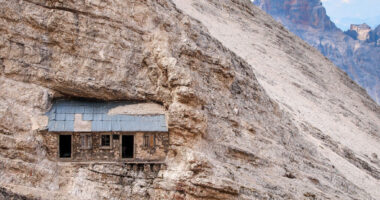 E ndërtuar 100 vjet më parë dhe në një lartësi prej 2760 metrash, kjo është shtëpia më e izoluar në botë