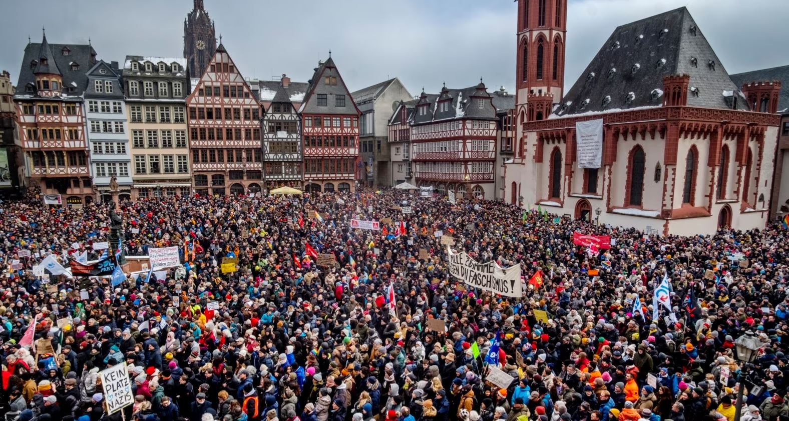 Gjermani/ Protestë kundër ekstremit të djathtë, dhjetëra mijëra njerëz marshojnë në Frankfurt